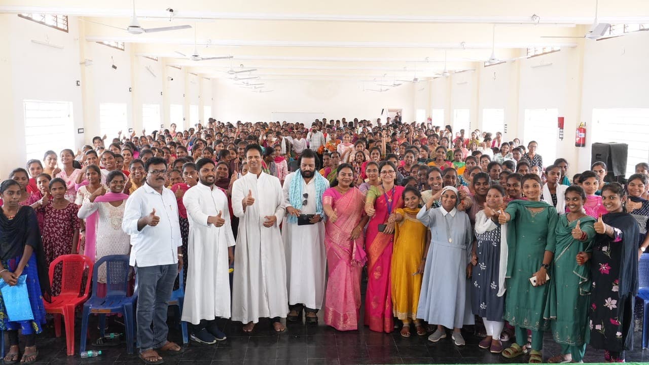 విద్యార్థుల సమగ్రాభివృద్ధికి కృషి చేయాలి: తంగిరాల సౌమ్య