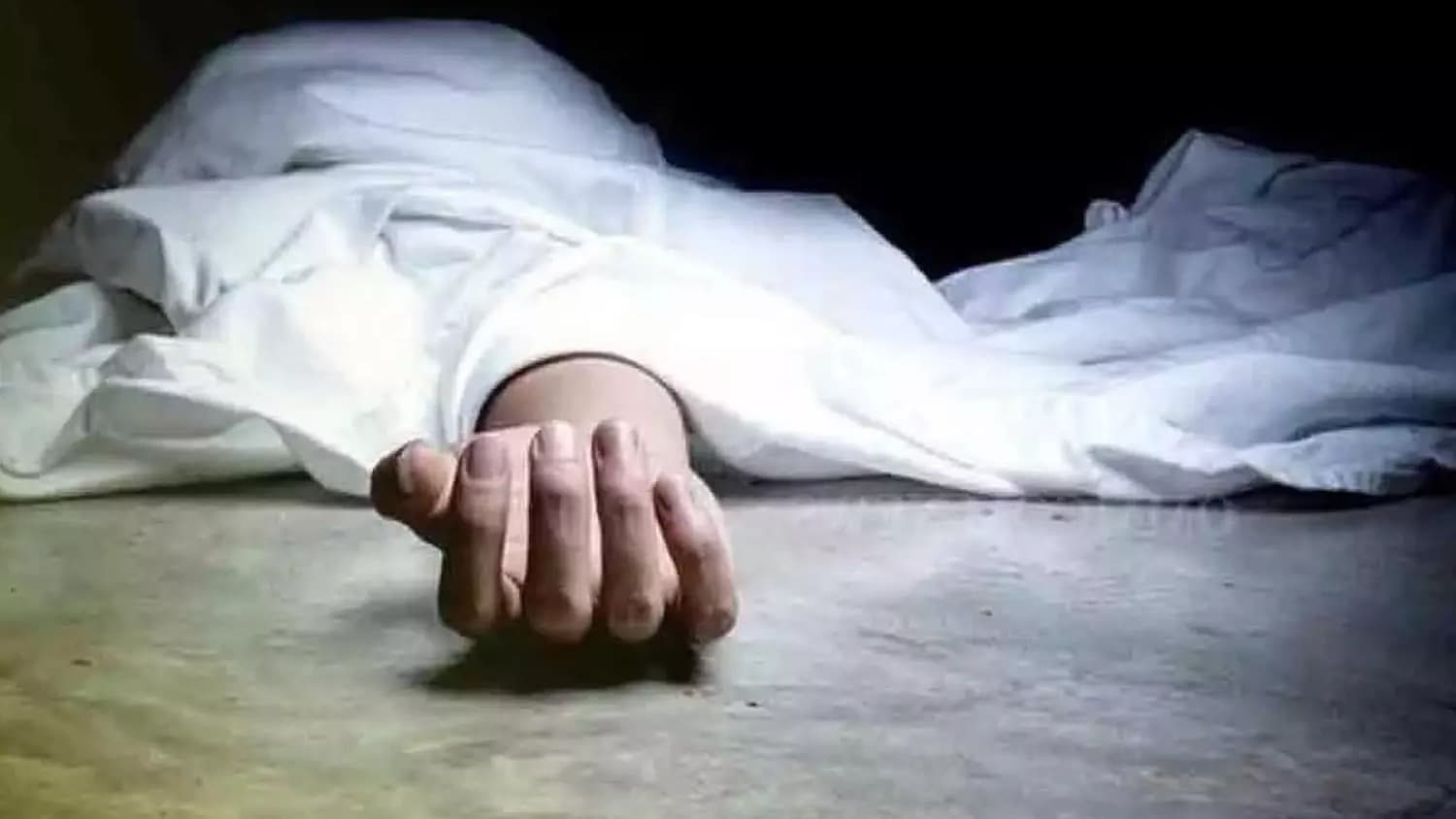 గుంటూరు జిల్లా మందడం సీడ్ యాక్సిస్ రోడ్డు పక్కన మృతదేహం
