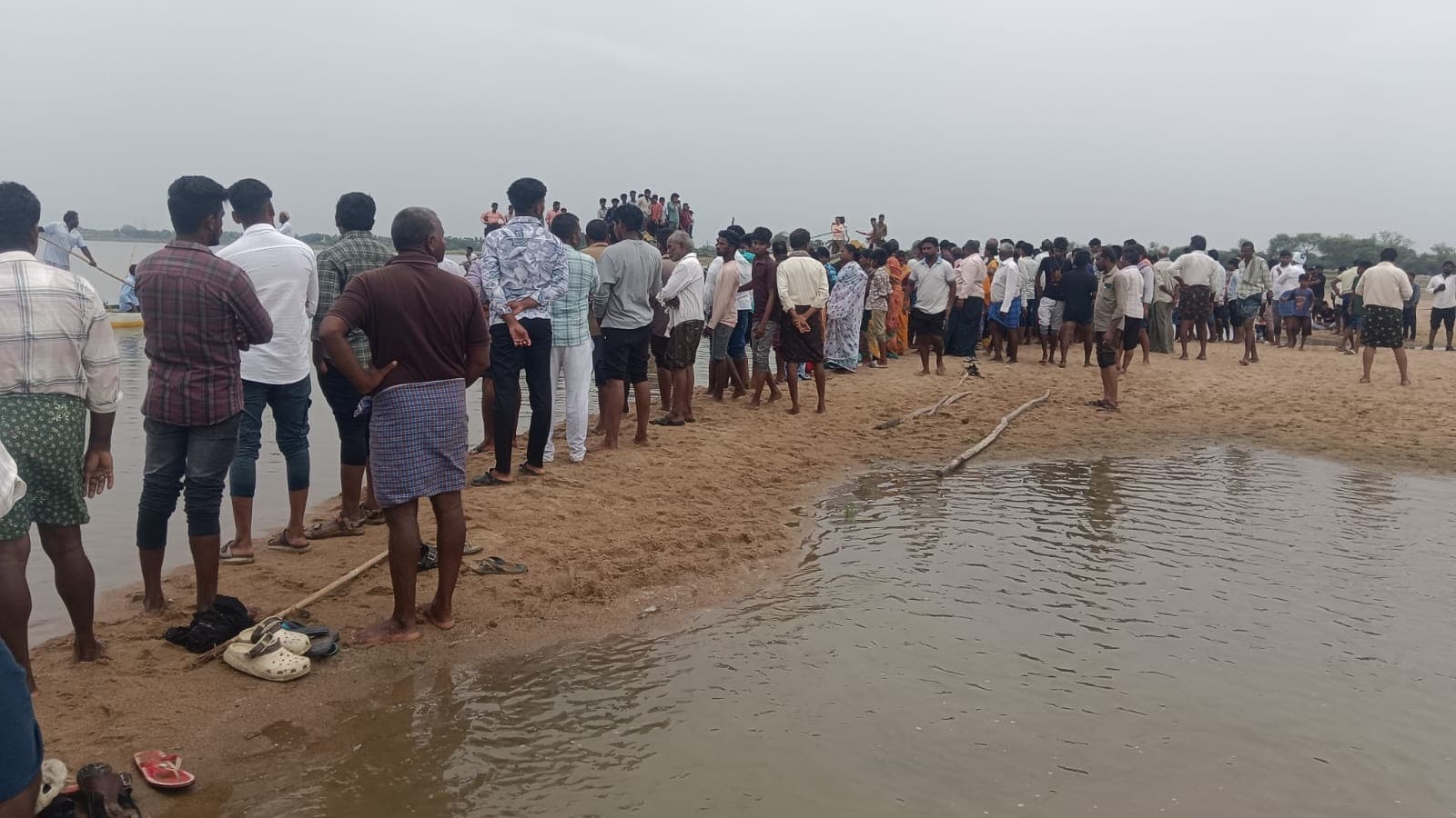 పడవ బోల్తాపడి నలుగురు గల్లంతు