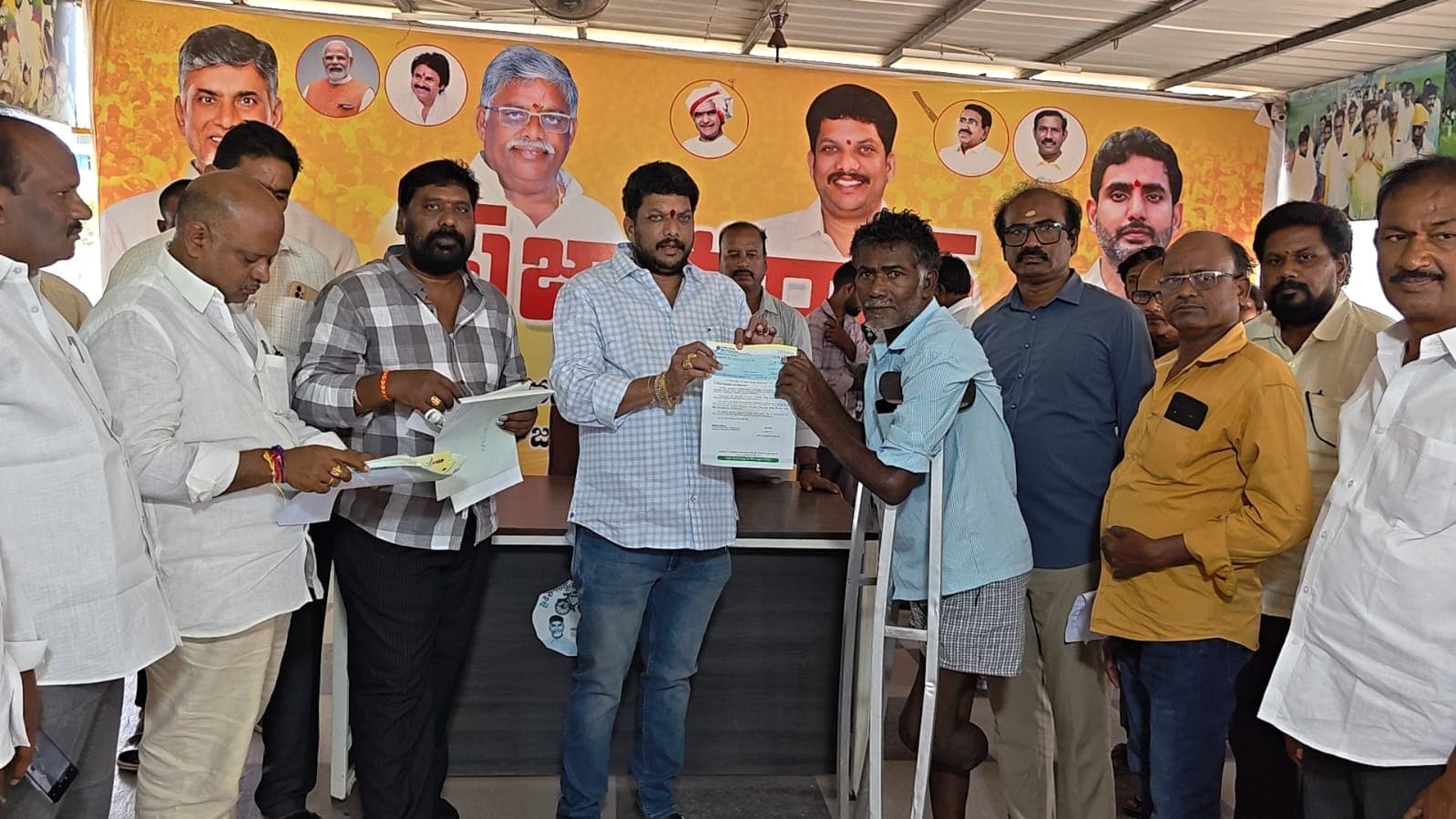 సీఎంఆర్ఎఫ్ కింద రూ.6.90 లక్షల చెక్కులు పంపిణీ చేసిన జ్యోతుల నవీన్