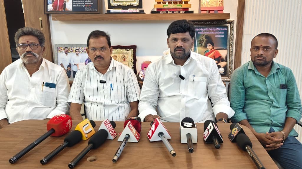 వైసీపీ ఆరోపణలకు కౌంటర్.. ఆధారాలతో రండి: హరికుమార్ రెడ్డి
