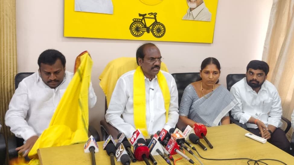 దెందులూరు ఎమ్మెల్యే పై అనుచిత వ్యాఖ్యలు చేసిన ఈడ్పుగంటి శ్రీనివాసరావు