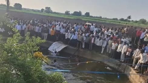 పండరీపూర్లో రోడ్డు ప్రమాదం.. వ్యవసాయ బావిలో పడిన వ్యాన్