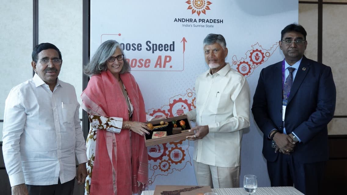 సింగపూర్‌లో యూఎన్ హాబిటాట్ ప్రతినిధులతో సీఎం చంద్రబాబు భేటీ