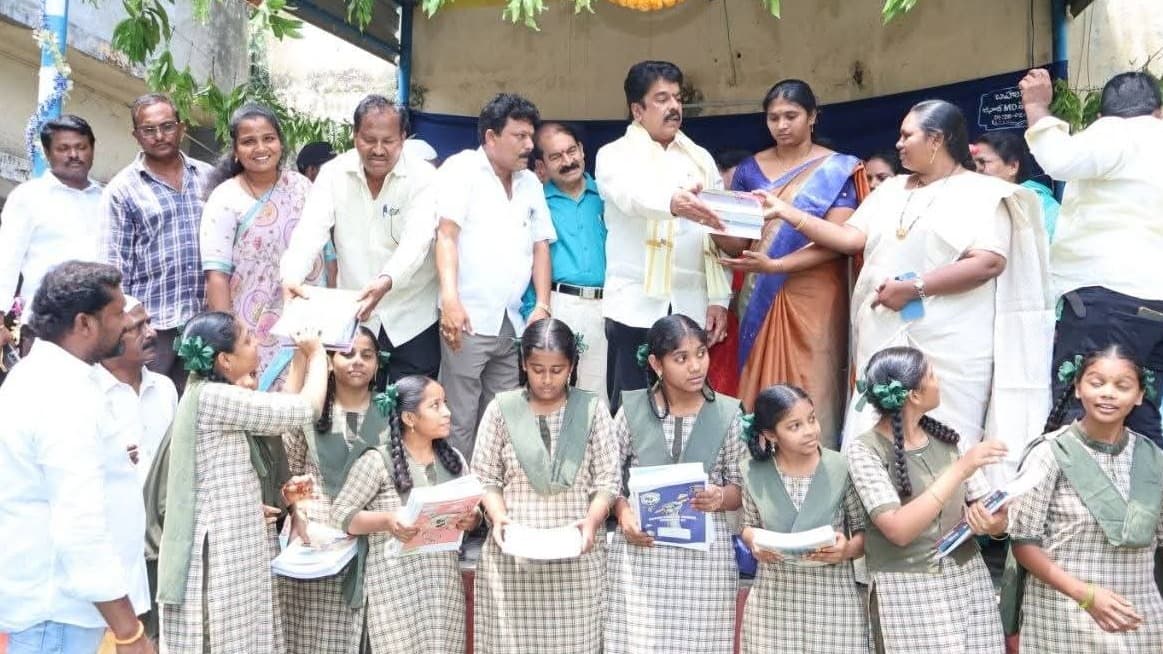 విద్యార్థులకు పాఠ్యపుస్తకాలు పంపిణీ చేసిన బోండా ఉమా