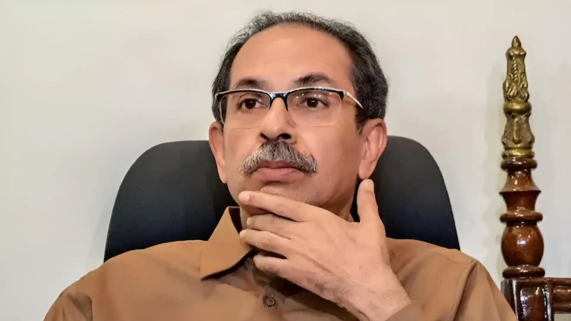 మహారాష్ట్ర రాజకీయాల్లో కలకలం.. శివసేన ఎంపీలకు షోకాజ్ నోటీసులు