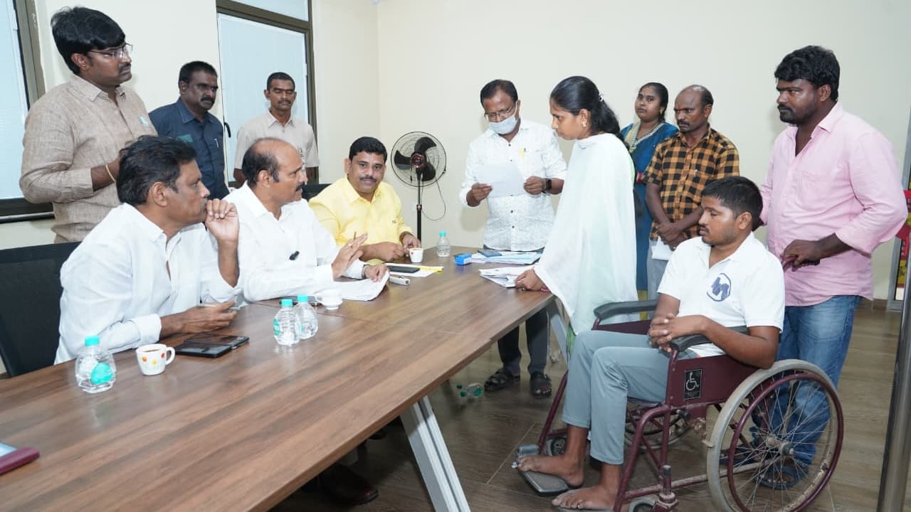 టీడీపీ గ్రీవెన్స్‌లో వెల్లువెత్తిన ఫిర్యాదులు..