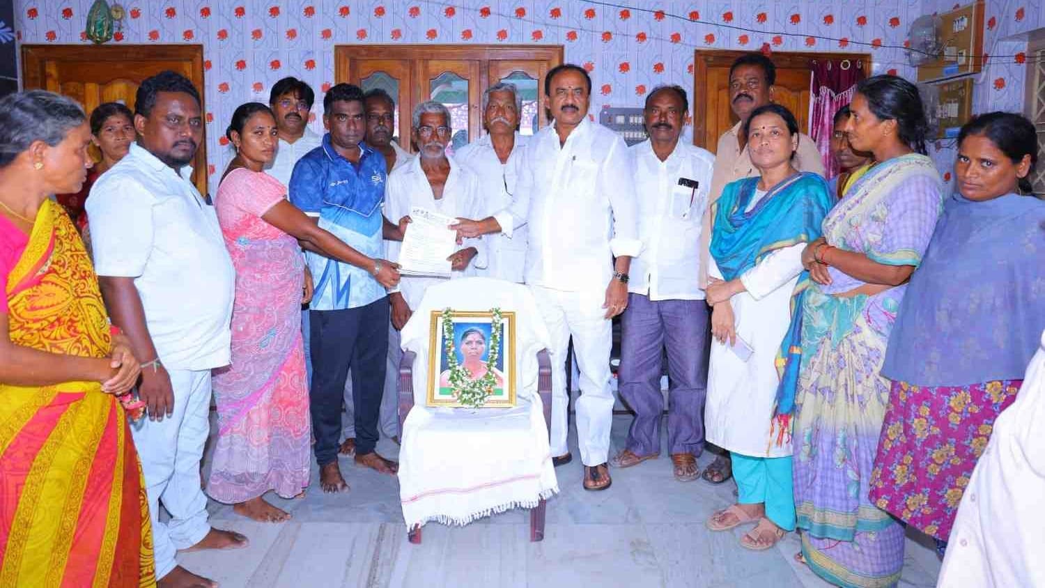 టీడీపీ కార్యకర్త కుటుంబానికి రూ.5 లక్షల చెక్కు అందజేసిన ఎమ్మెల్యే మాలకొండయ్య