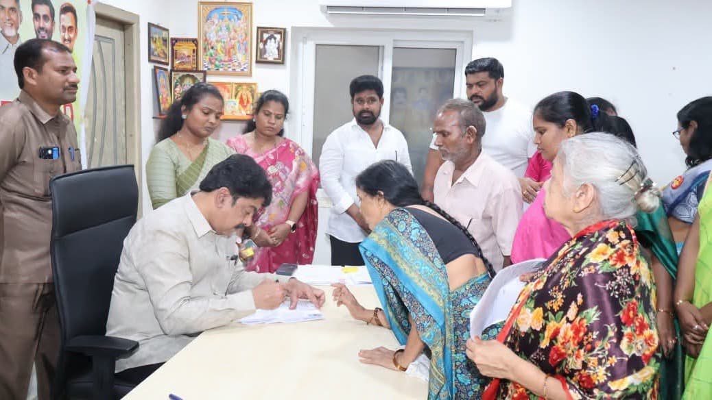 బొండా ఉమా ప్రజా దర్బార్‌లో సమస్యల పరిష్కారానికి చర్యలు