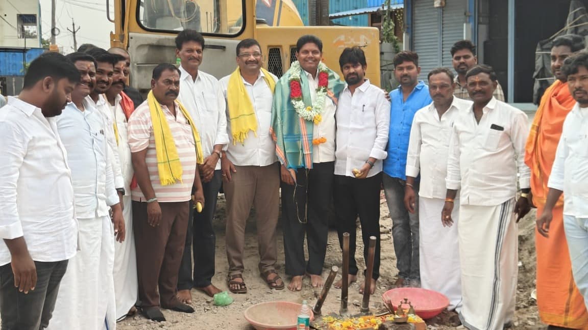 కౌతాళంలో సీసీ రోడ్డు పనులకు శంకుస్థాపన చేసిన నేతలు