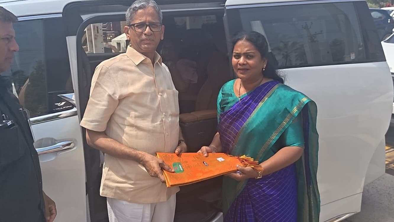 జస్టిస్ ఎన్‌వీ రమణను మర్యాదపూర్వకంగా కలిసిన తంగిరాల సౌమ్య