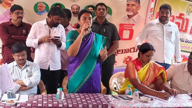 మున్నలూరులో ప్రజా దర్బార్ నిర్వహించిన ఎమ్మెల్యే తంగిరాల సౌమ్య