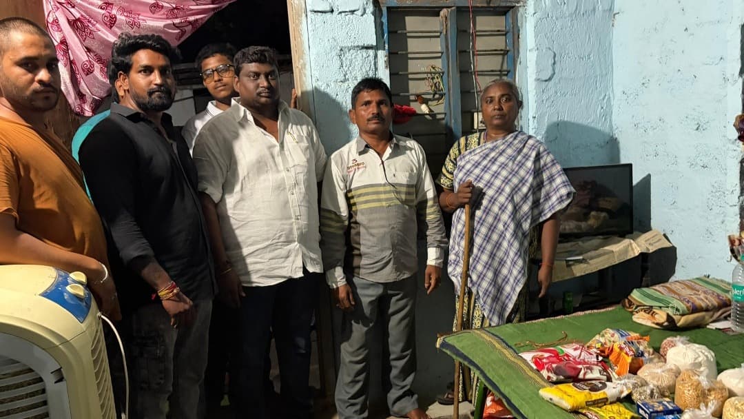 దివ్యాంగురాలు సావిత్రికి నిత్యావసర సరుకులు అందించిన దాతలు