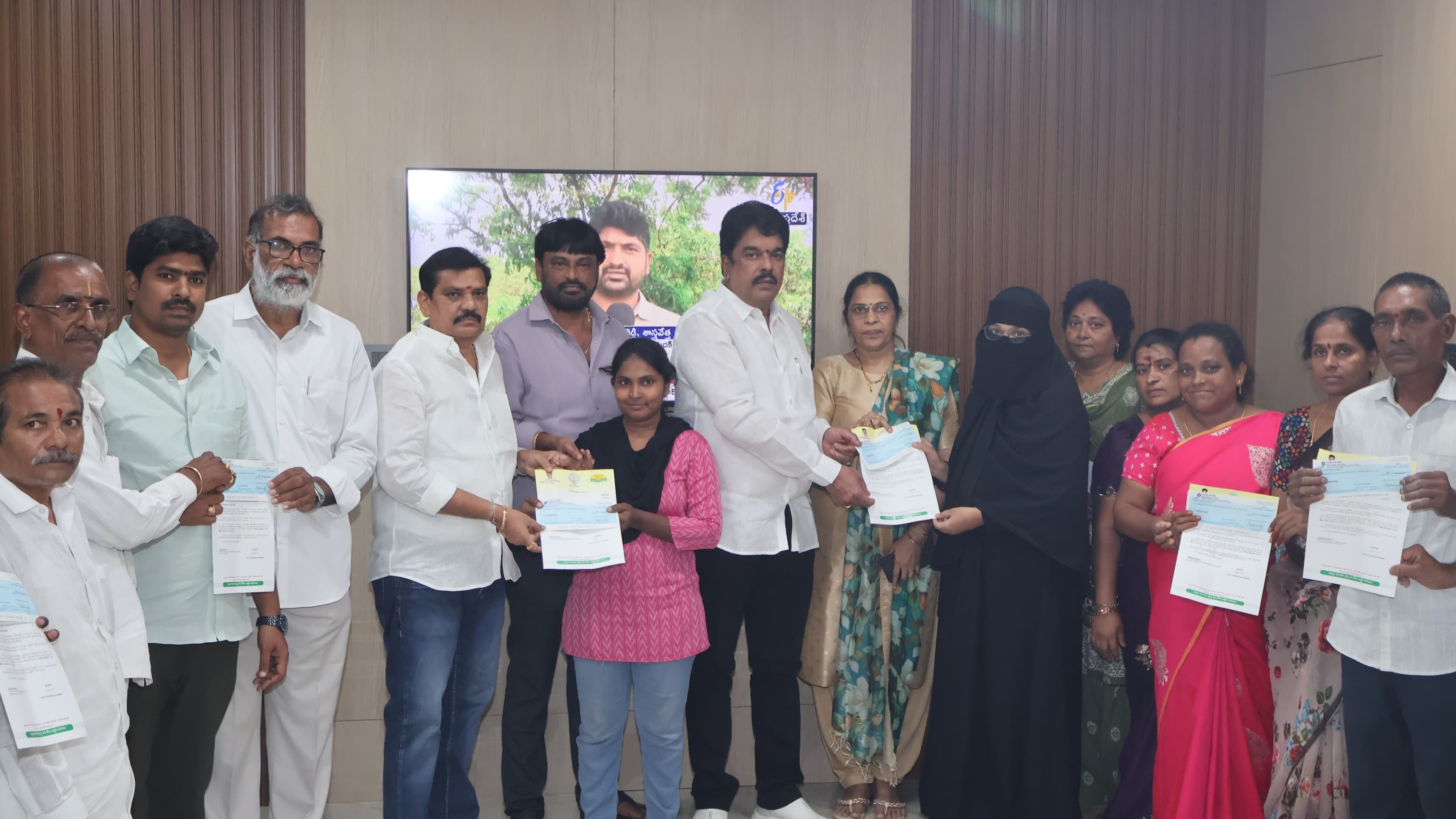 సీఎం సహాయనిధి చెక్కులు పంపిణీ చేసిన ఎమ్మెల్యే బొండా ఉమా