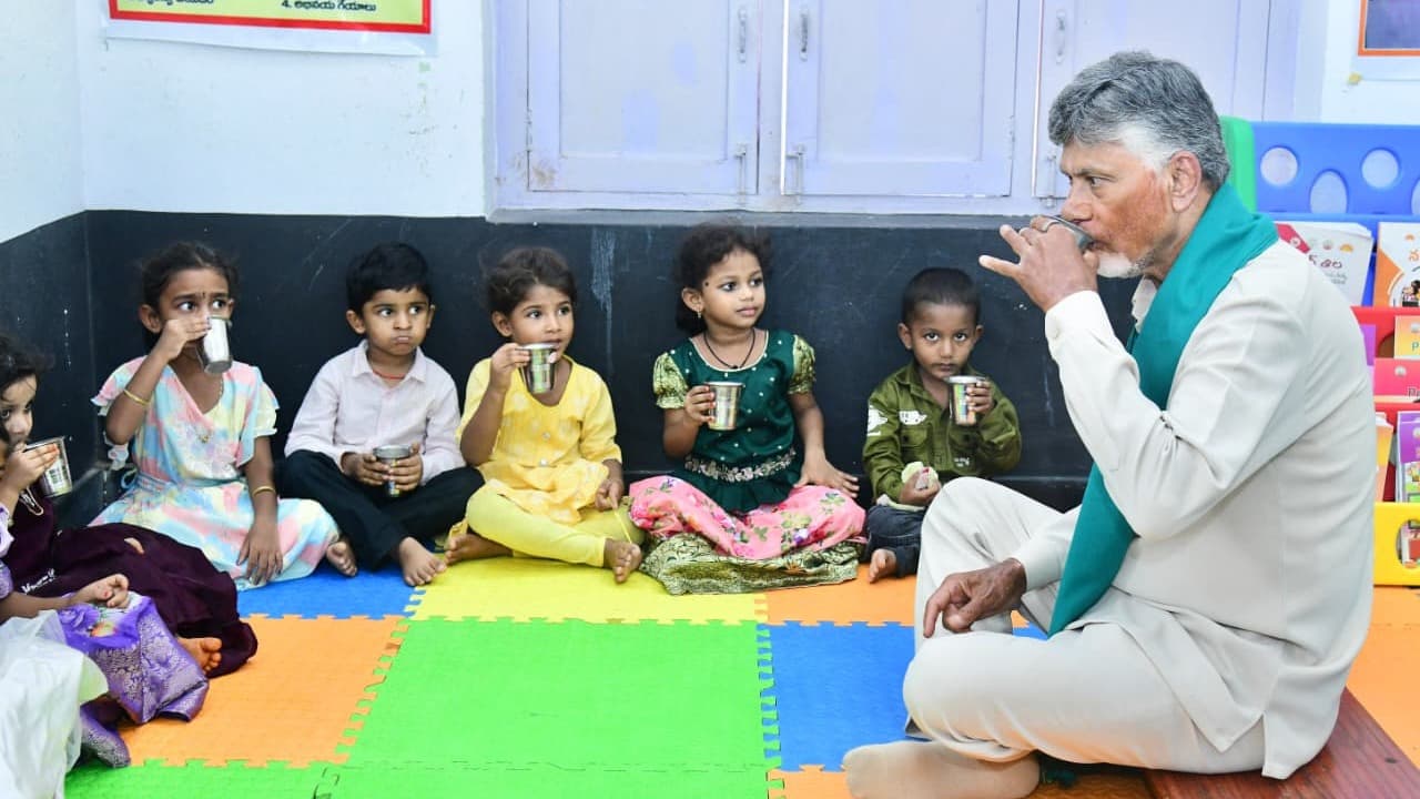 అంగన్‌వాడీ కేంద్రంలో చిన్నారులతో రాగి జావ తాగిన సీఎం చంద్రబాబు