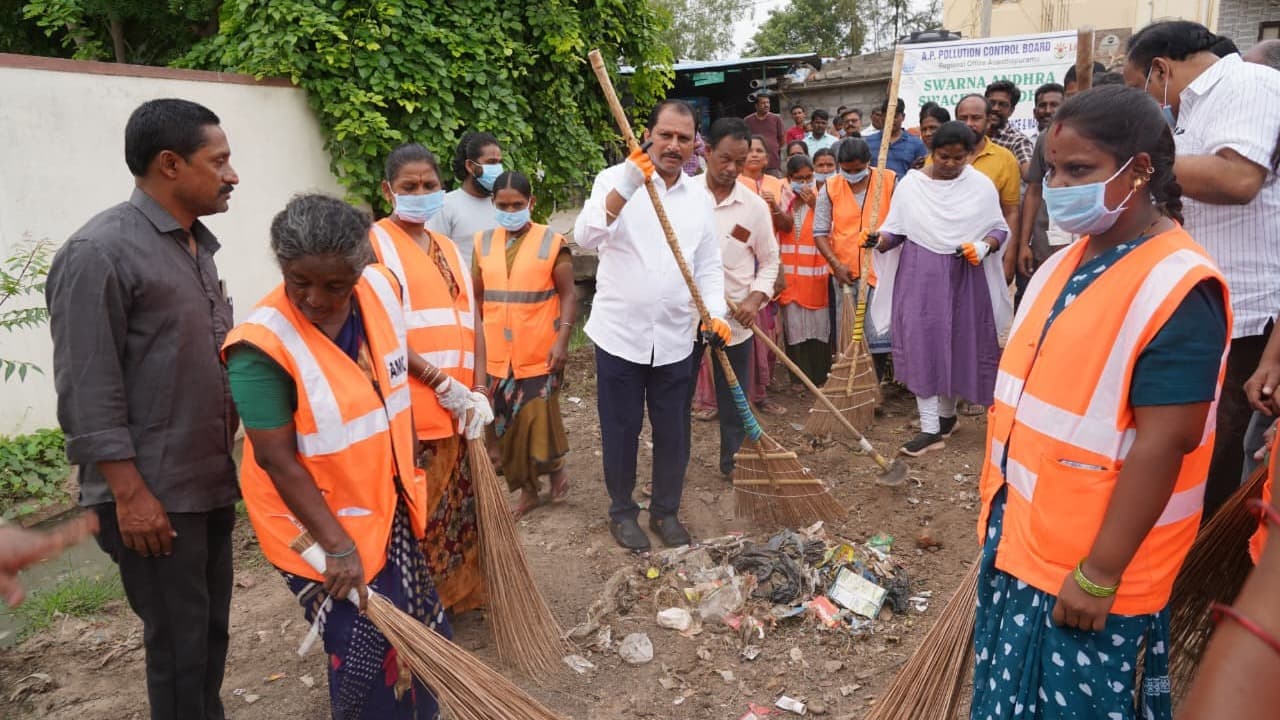 ప్రజల సహకారంతోనే స్వచ్ఛ అనంత సాధ్యం: ఎమ్మెల్యే దగ్గుపాటి