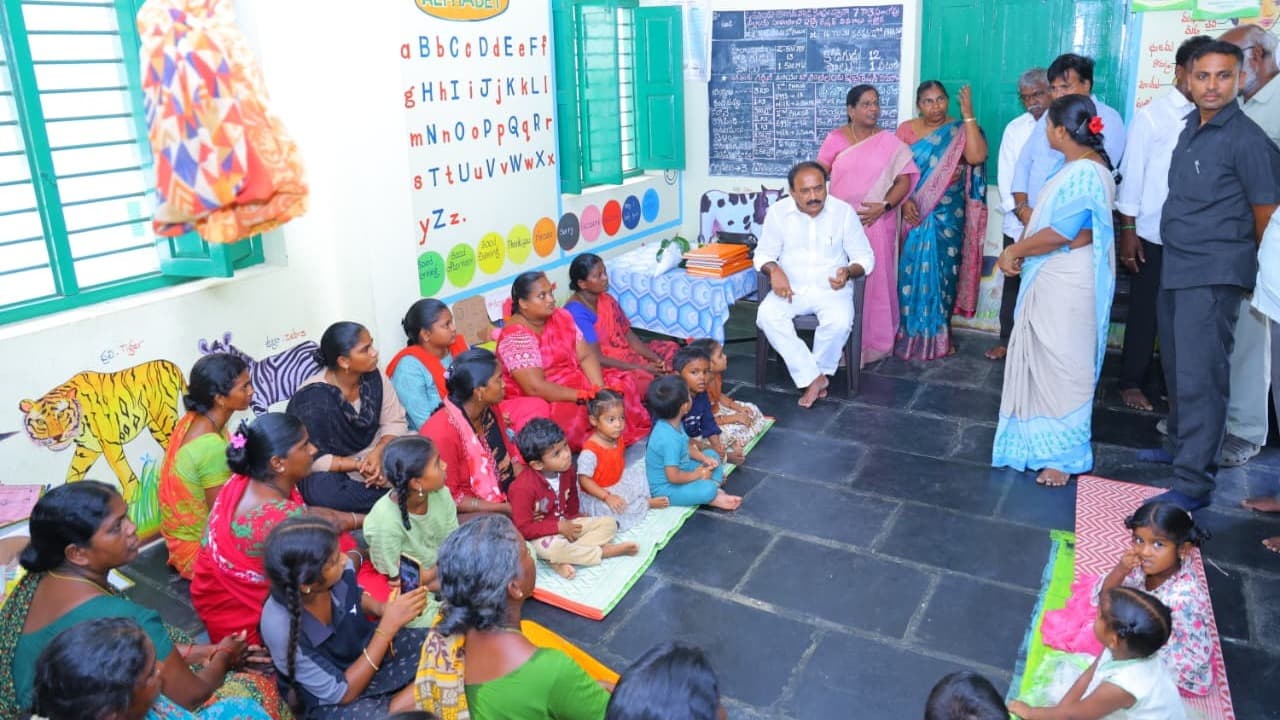 అంగన్వాడీ కేంద్రం సందర్శించిన ఎమ్మెల్యే మాలకొండయ్య