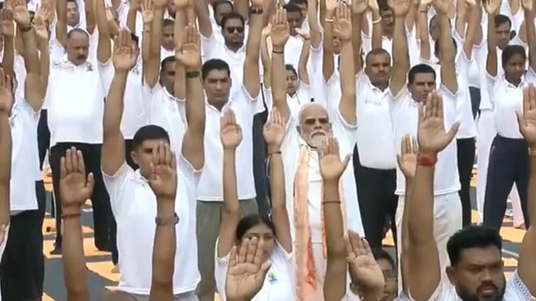 కోల్‌కతాలో 35 వేల మందితో ఘనంగా యోగా దినోత్సవం