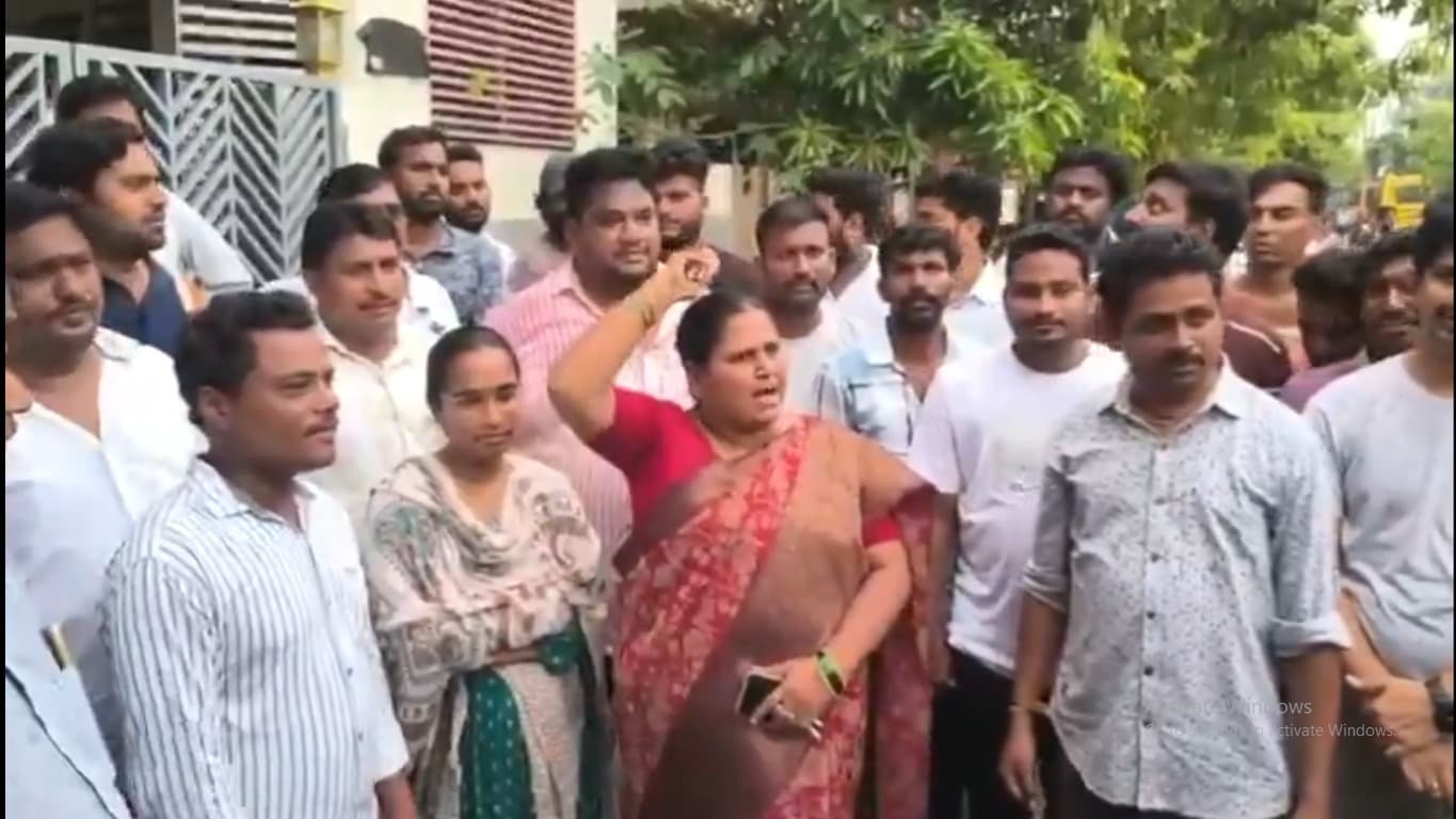 సీఐ నాగరాజుకు మద్దతుగా నిరసన.. నివాసానికి తరలివచ్చిన ప్రజలు