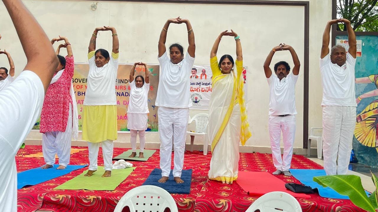 యోగా దినోత్సవ వేడుకల్లో పాల్గొన్న సుంకర పావని