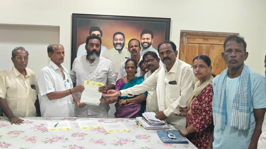 CMRF చెక్కులు పంపిణీ చేసిన అశోక్ బాబు