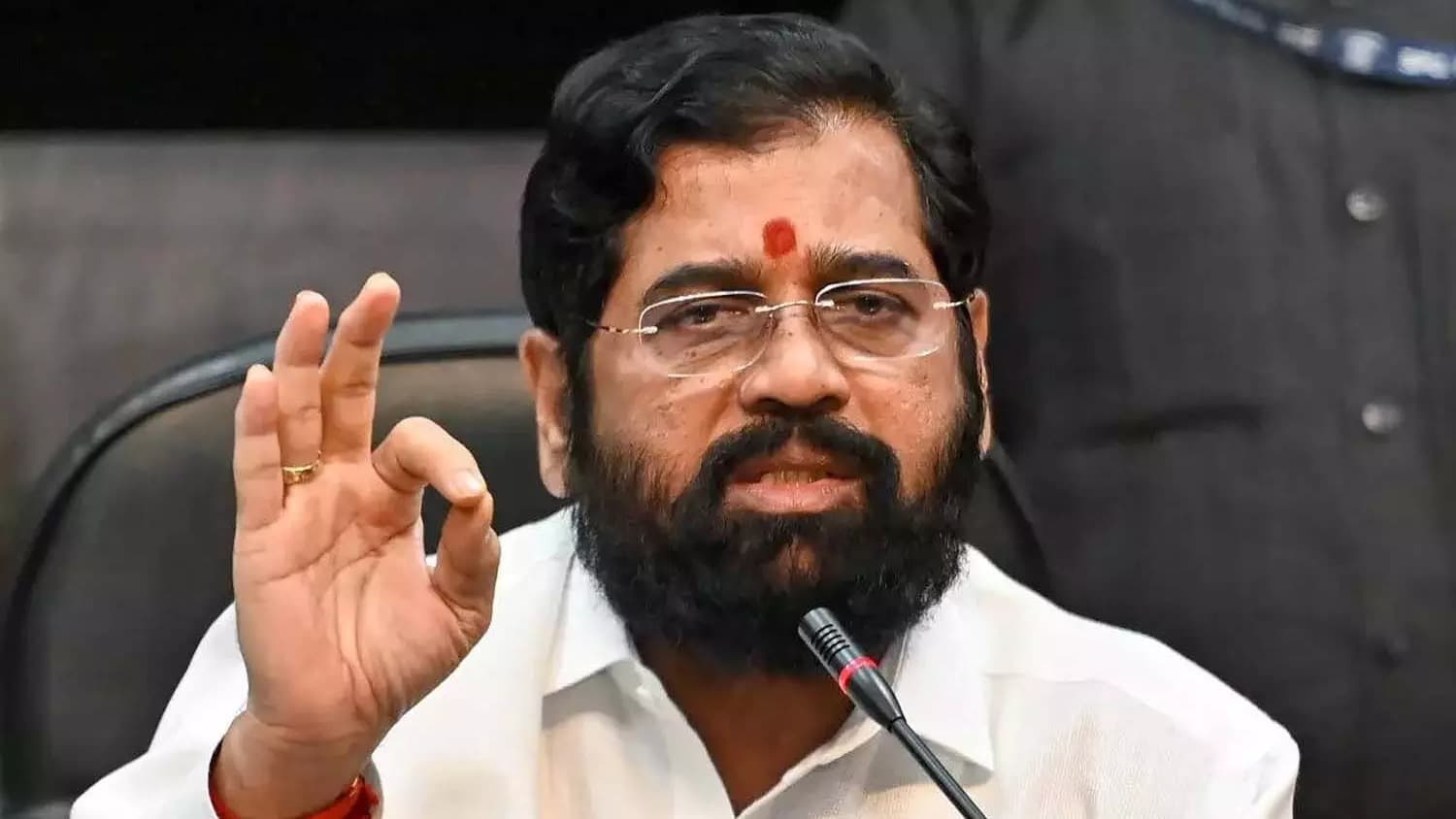 శివసేన ఉద్ధవ్ వర్గానికి షాక్.. షిండే వర్గంలోకి ఆరుగురు ఎంపీలు
