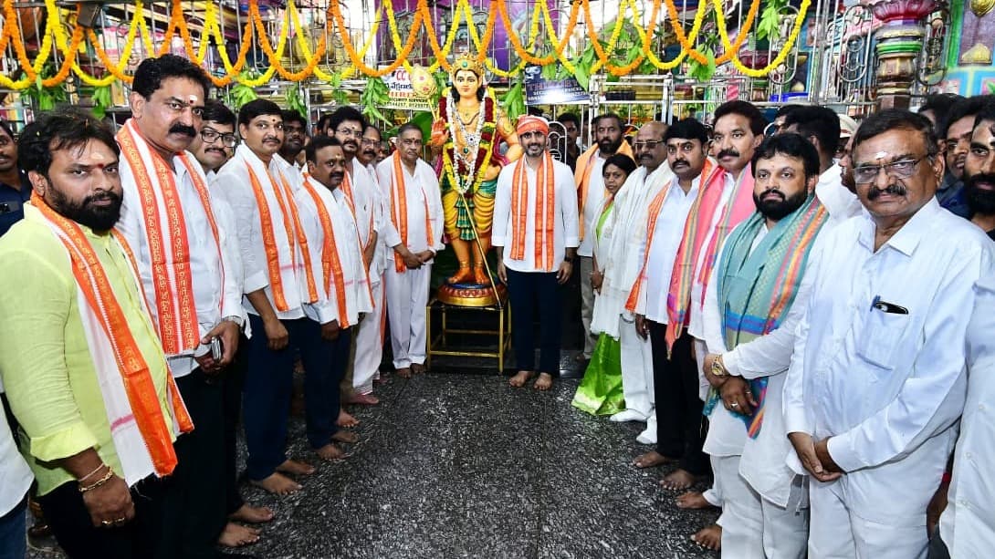 మోపిదేవి సుబ్రహ్మణ్యేశ్వర స్వామిని దర్శించుకున్న మంత్రి లోకేష్