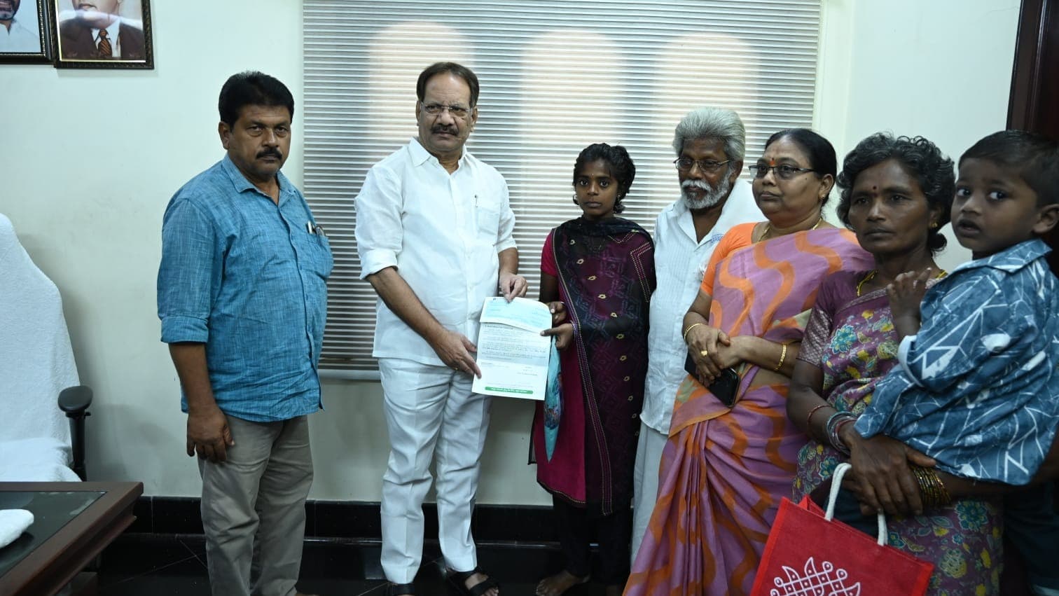 హరికృష్ణ కుటుంబానికి రూ.2 లక్షల ఆర్థిక సాయం అందజేసిన నక్కా ఆనందబాబు