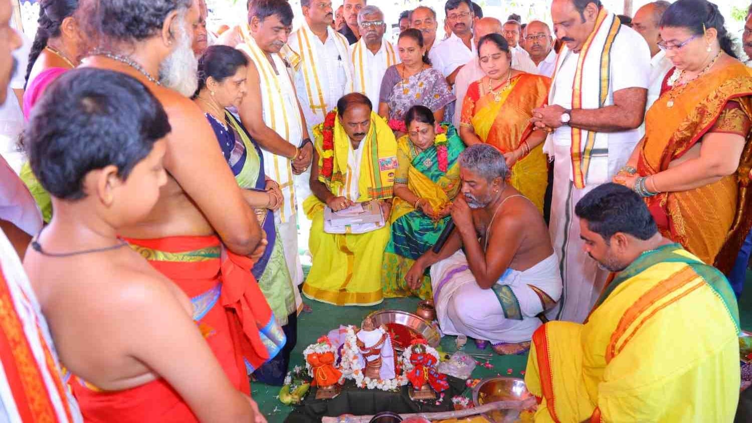 వీర రాఘవస్వామి ఆలయ పునర్నిర్మాణ భూమిపూజలో ఎమ్మెల్యే మాలకొండయ్య