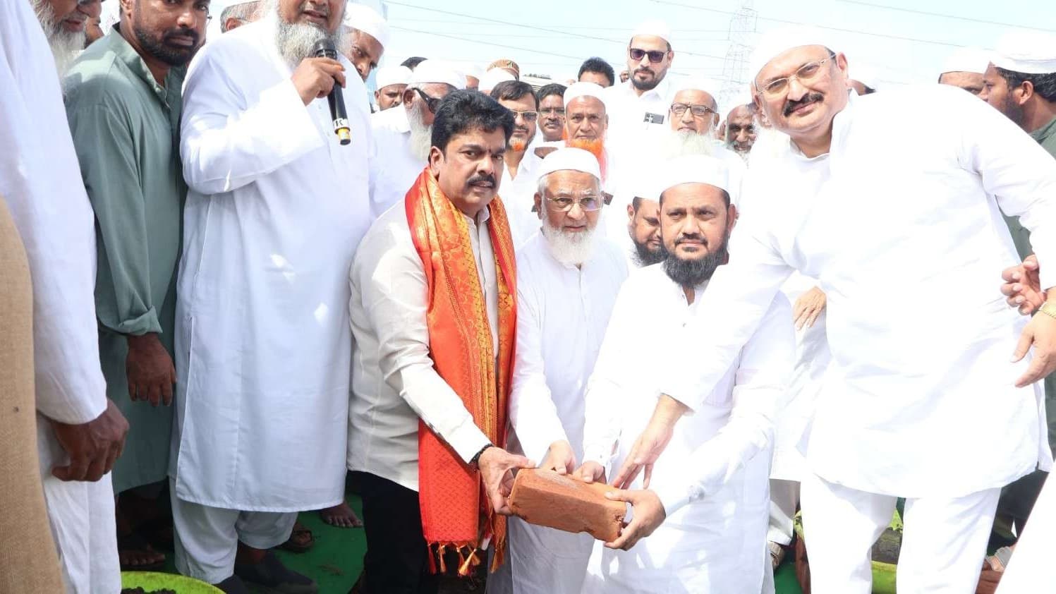 మస్జిద్-ఎ-ఇలియాస్ శంకుస్థాపనలో పాల్గొన్న ఎమ్మెల్యే బొండా ఉమా