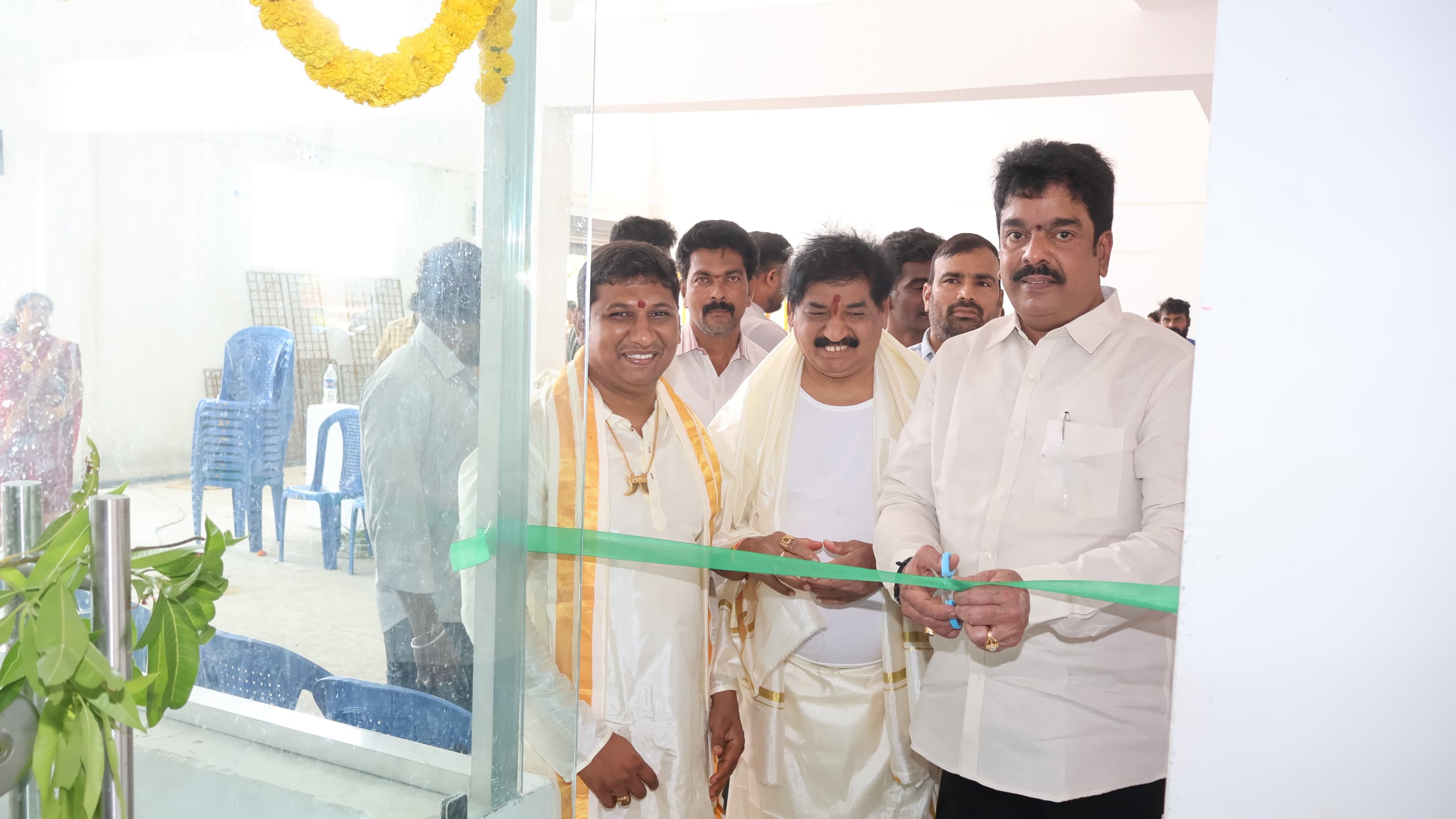 బీడీఆర్ వెజిటబుల్స్ హోల్‌సేల్ మార్కెట్ ప్రారంభించిన బొండా ఉమా
