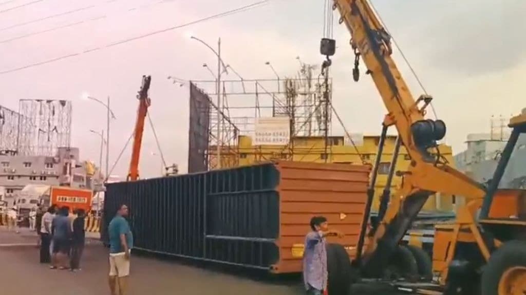 విశాఖ ఎన్‌ఏడీ ఫ్లైఓవర్‌పై బోల్తాపడిన భారీ కంటైనర్