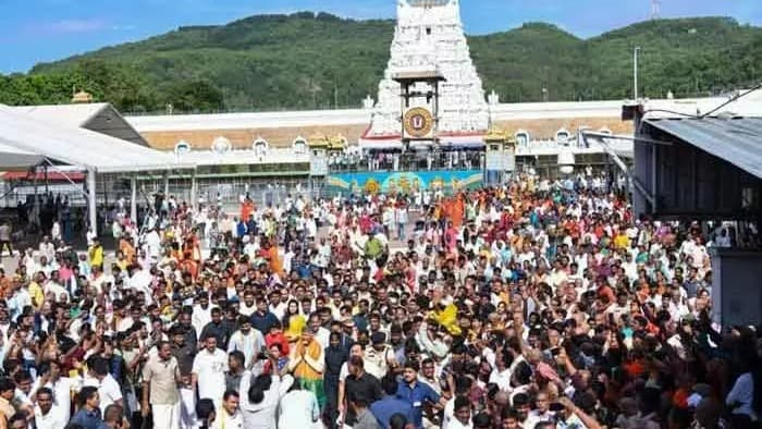 తిరుమలలో 12 గంటల సర్వదర్శనం.. భక్తులతో కిటకిటలాడిన క్షేత్రం