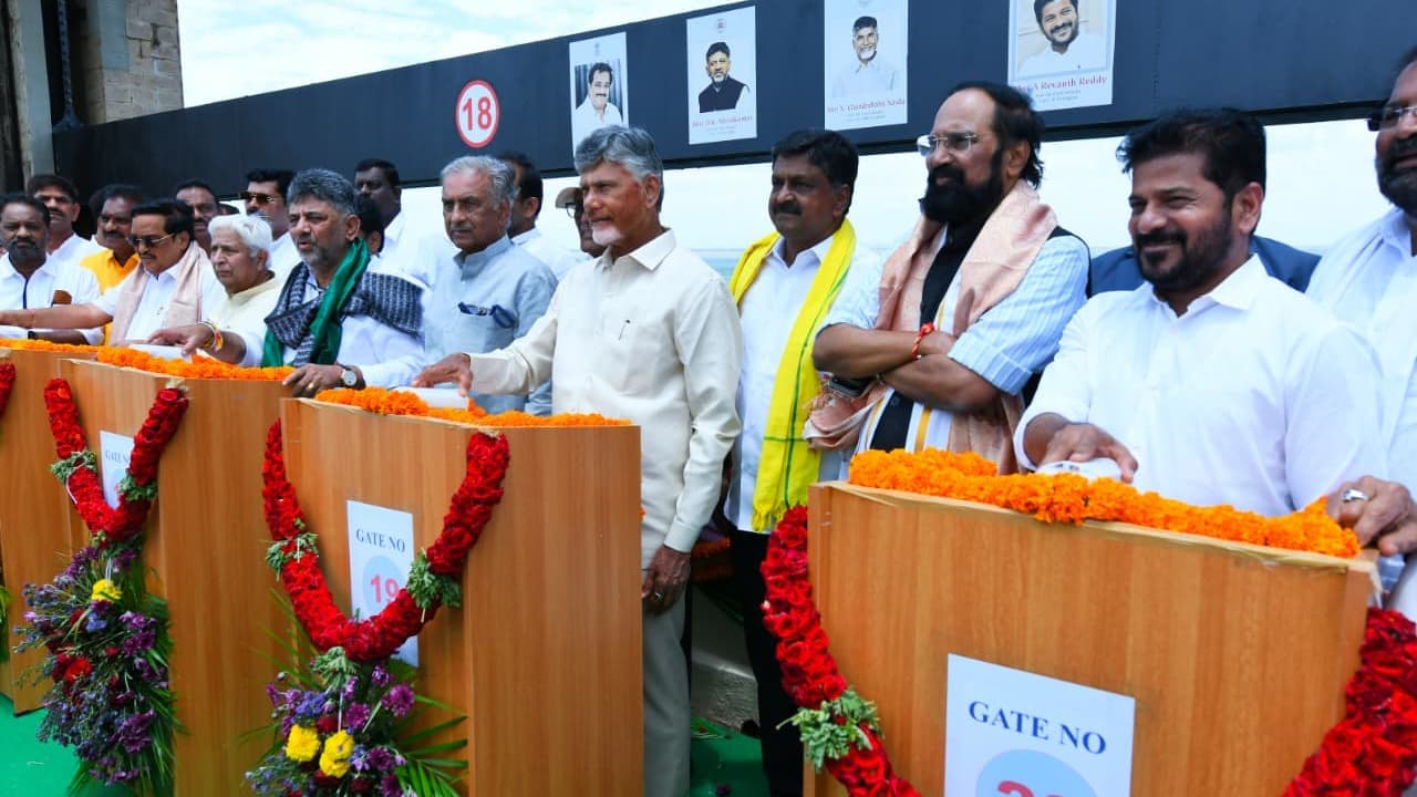 హోసపేటలో తుంగభద్ర గేట్లను ప్రారంభించిన చంద్రబాబు