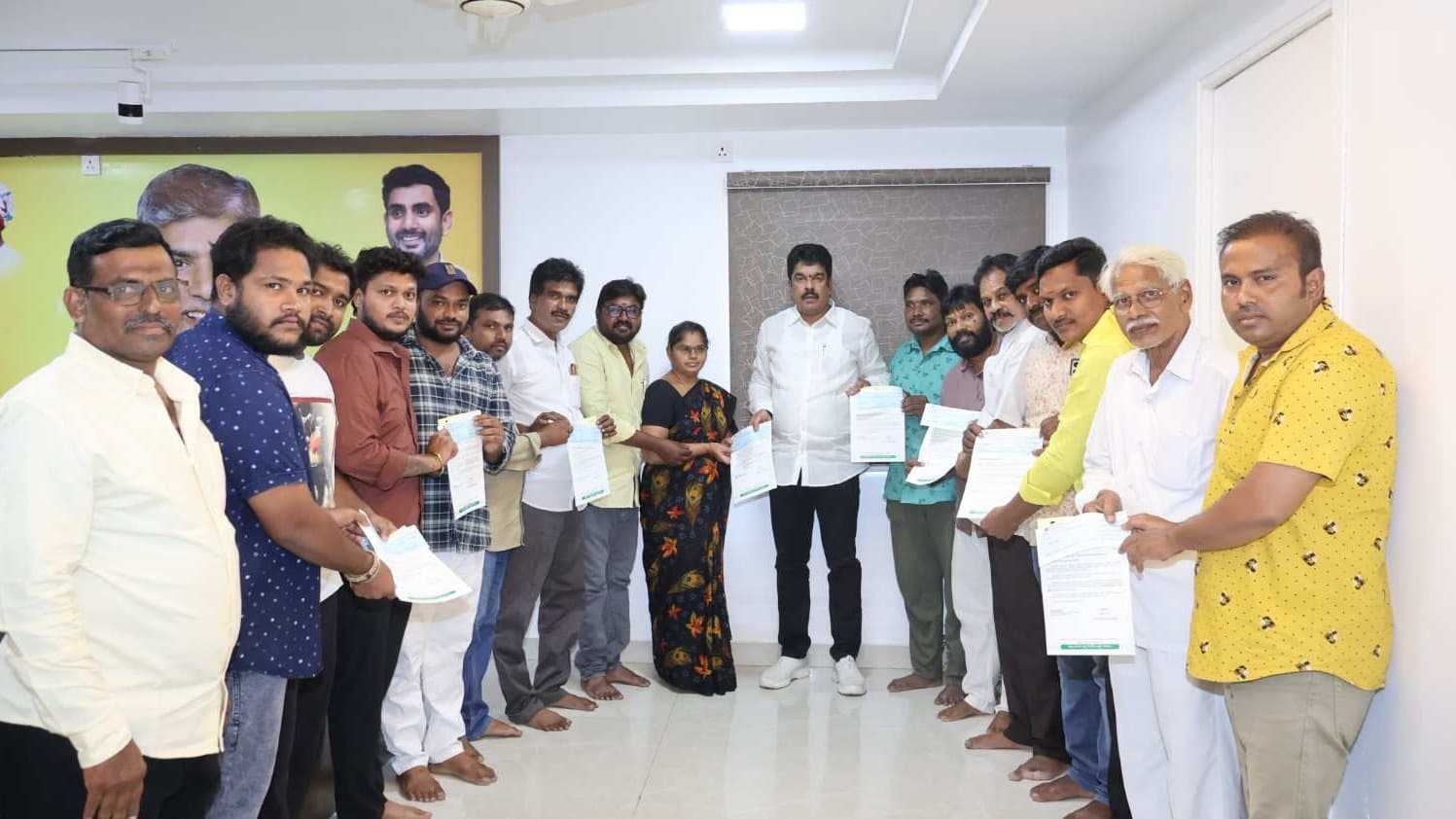 సీఎంఆర్‌ఎఫ్ చెక్కుల పంపిణీ.. బాధిత కుటుంబాలకు బొండా ఉమ అండ