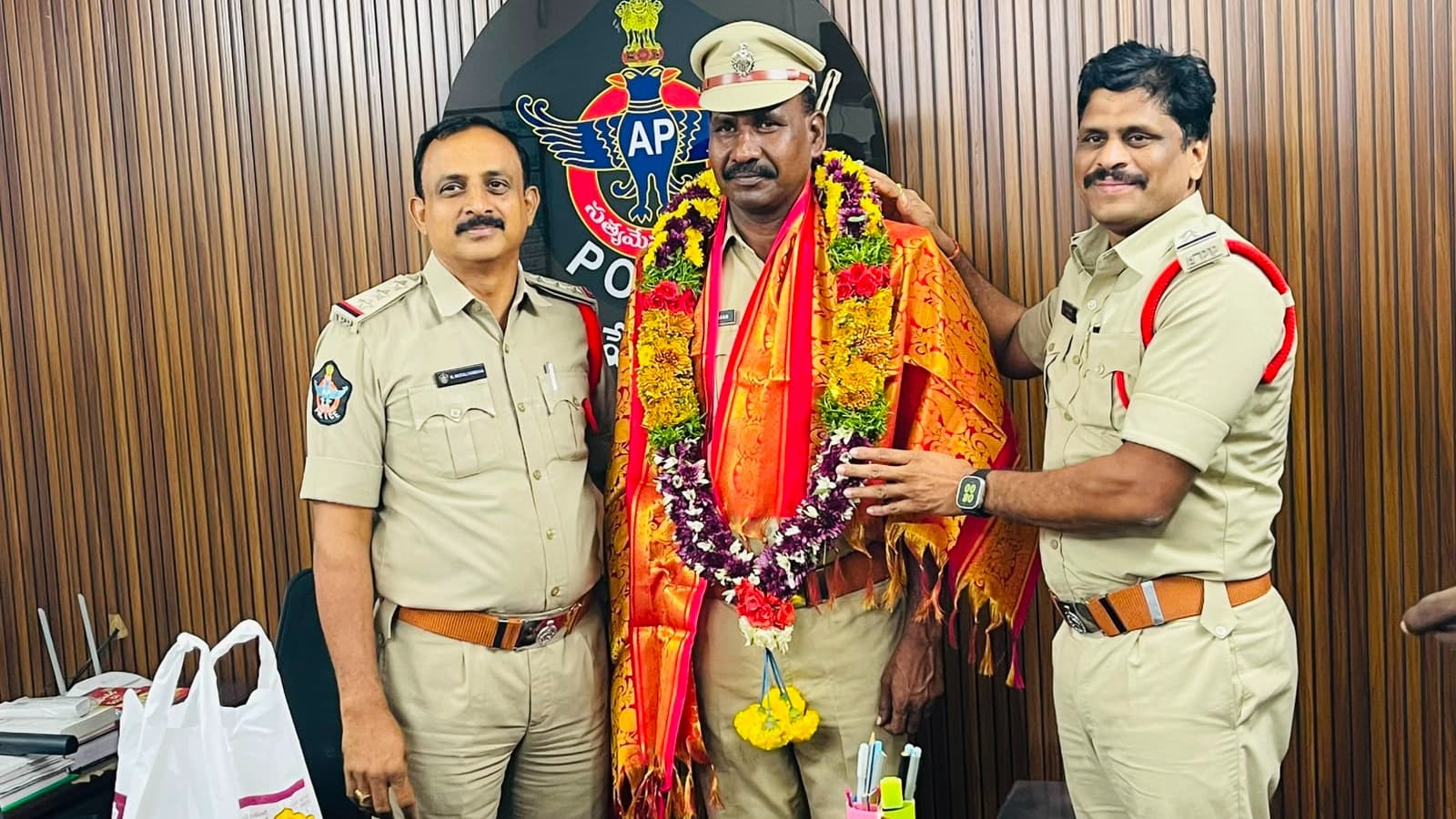 ఎస్సైగా పదోన్నతి పొందిన రమణయ్యకు ఘన సన్మానం