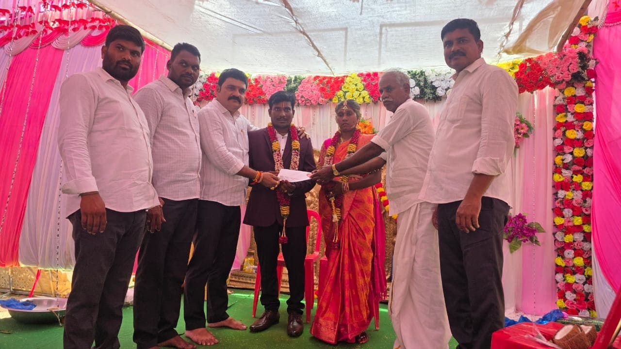 పేద కుటుంబానికి పెళ్లికానుక.. కాకర్ల ట్రస్ట్ ద్వారా రూ.10 వేల సాయం