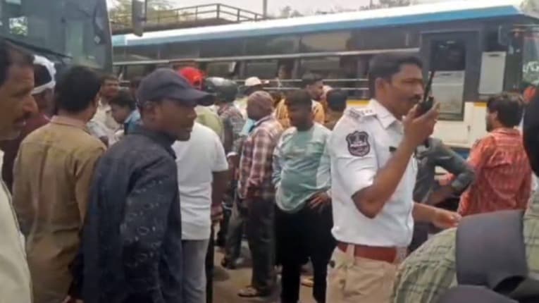 నెల్లూరు బస్టాండ్‌లో ఆర్టీసీ బస్సు బీభత్సం..