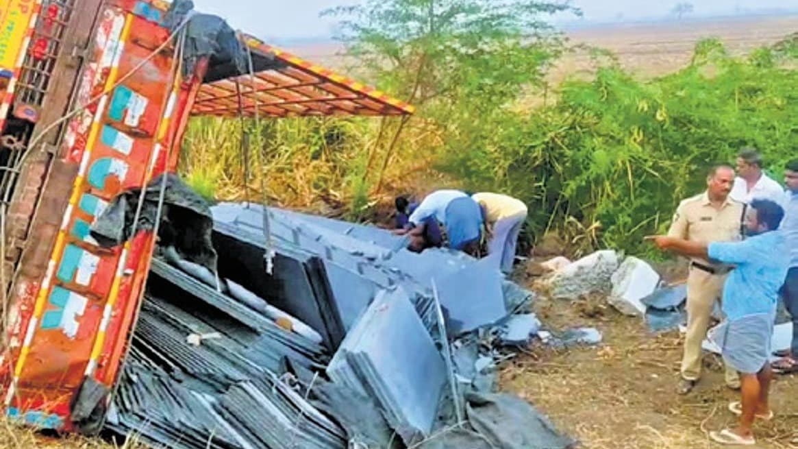 అనంతపురంలో గ్రానైట్ లారీ బోల్తా..