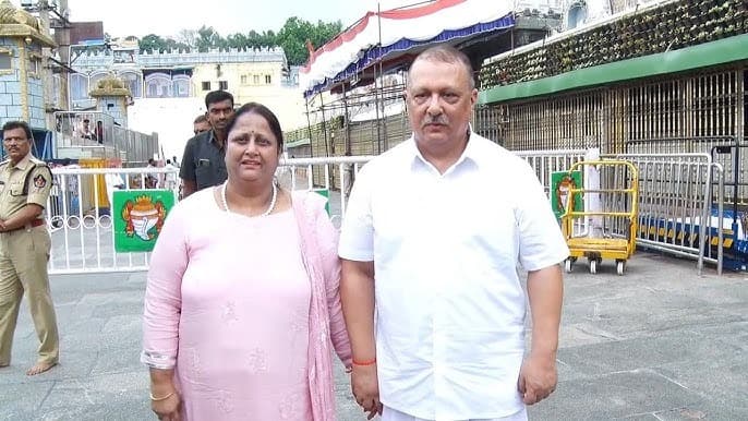 తిరుమలలో అభిషేక సేవలో డీజీపీ హరీష్ కుమార్ గుప్తా దంపతులు