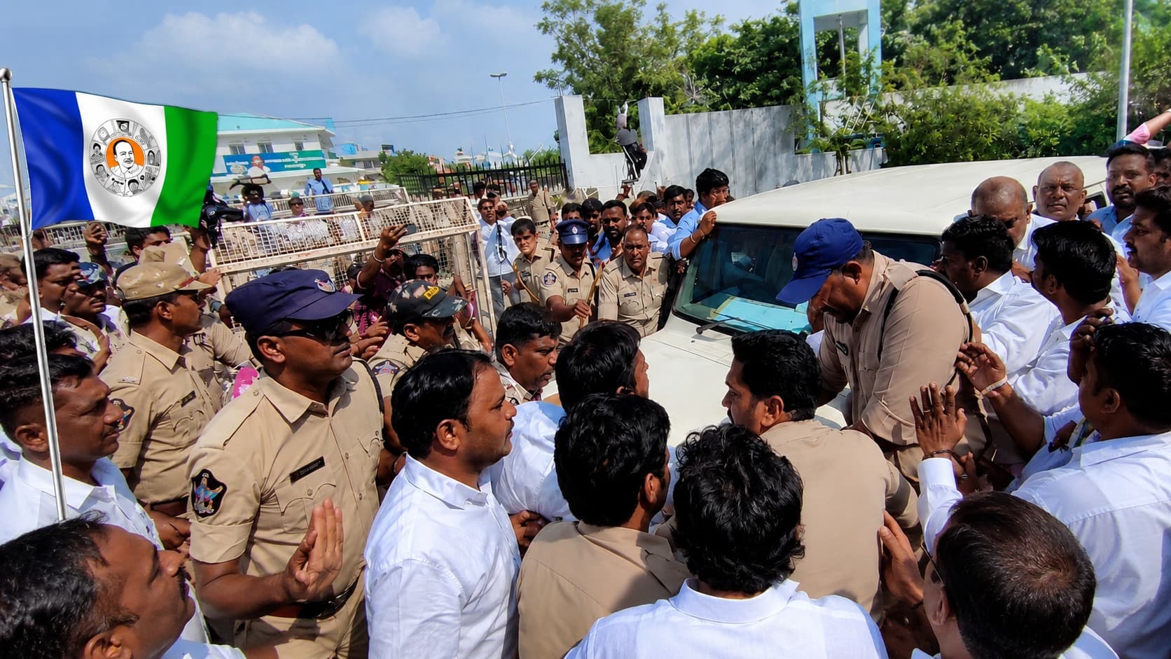 అనంతపురంలో వైసీపీ కార్యాలయం వద్ద ఉద్రిక్తత..