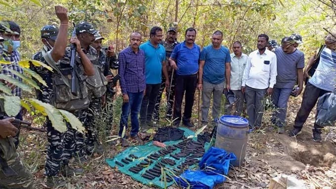 ఛత్తీస్‌గఢ్‌లో భారీ మావోయిస్టు డంపు స్వాధీనం..