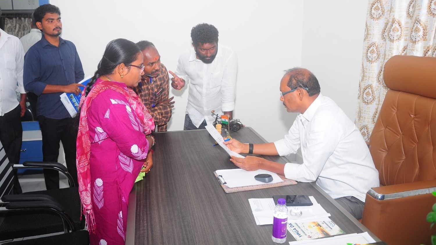 ఎమ్మెల్యే బి.ఎన్. విజయ్ కుమార్ పొలిటికల్ దర్బార్ నిర్వహణ