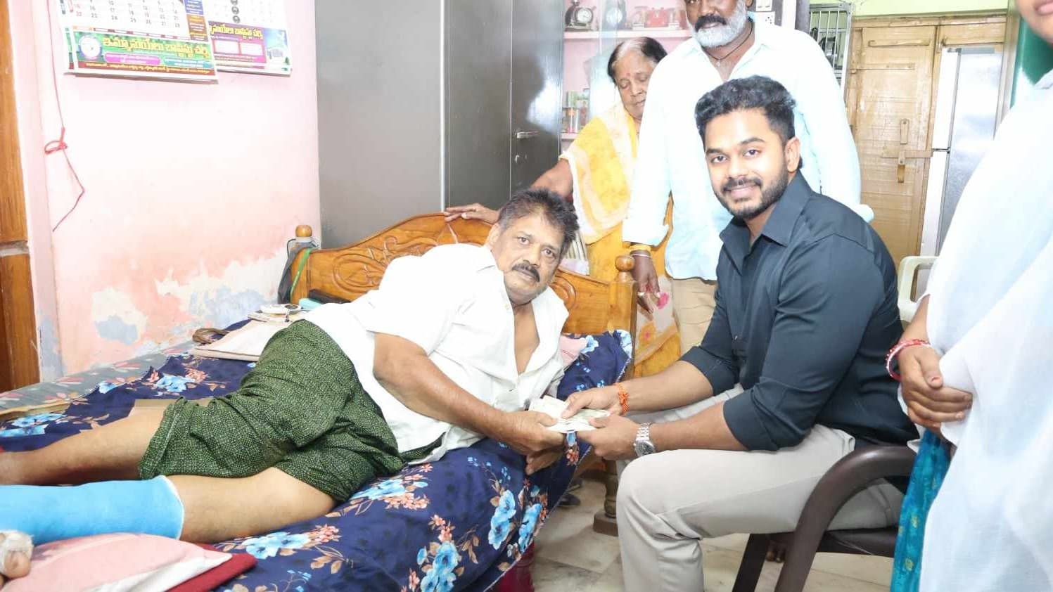 టీడీపీ కార్యకర్తకు ఆర్థిక సాయం అందజేసిన బొండా సిద్ధార్థ
