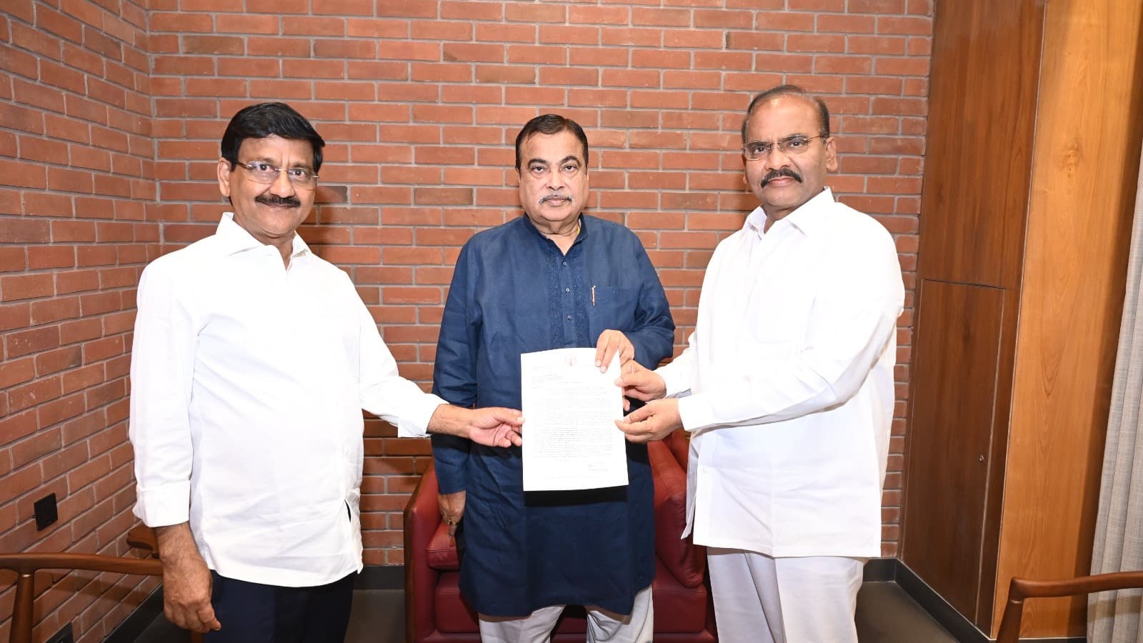 కేంద్ర మంత్రి నితిన్ గడ్కరీతో ప్రత్తిపాటి పుల్లారావు భేటీ..