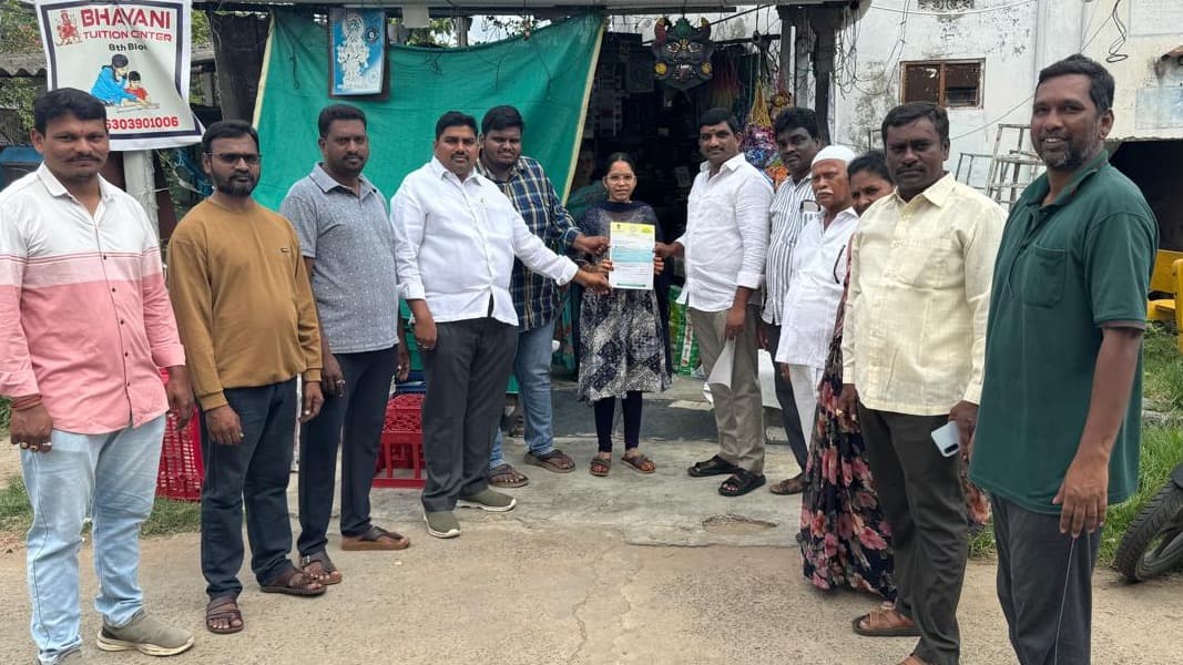 మంగళగిరిలో సీఎం సహాయనిధి చెక్కుల పంపిణీ కార్యక్రమం