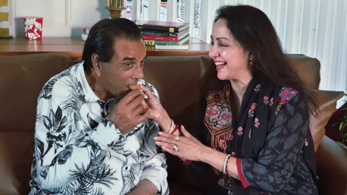 హేమమాలిని ఇంటి విశేషాలు.. డ్యాన్స్ హాల్‌లో చెప్పులకు నో ఎంట్రీ