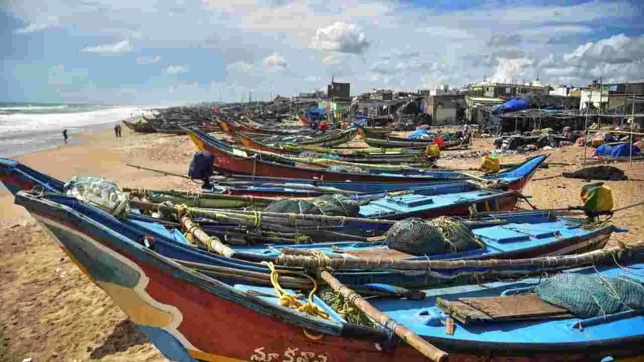 నెల్లూరు తీరంలో ఉద్రిక్తత.. తమిళనాడు–పుదుచ్చేరి బోట్ల హల్‌చల్