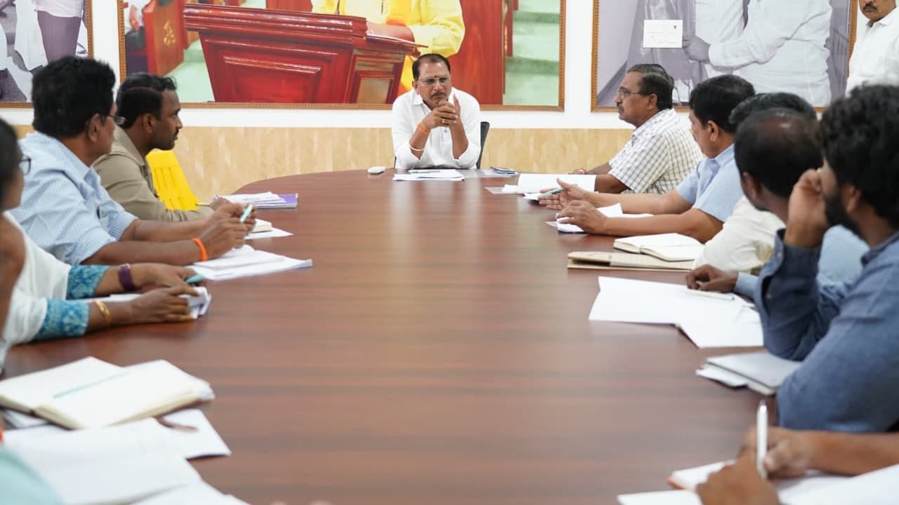 నగరపాలక సంస్థ స్థలాల్లో హెచ్చరిక బోర్డులు ఏర్పాటు చేయండి: దగ్గుపాటి