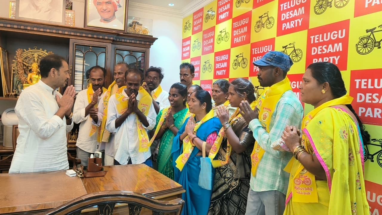 ఎమ్మెల్యే ప్రసాద్ సమక్షంలో టీడీపీలో చేరిన 10 కుటుంబాలు..